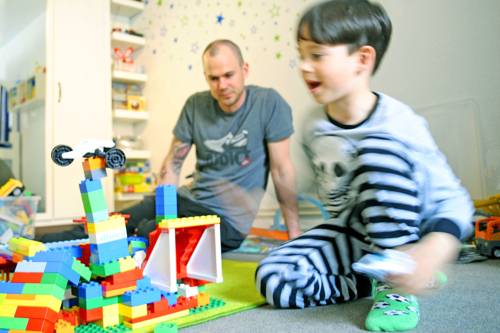 Gemeinsam spielen: Das können Väter von Kids im Alter von drei bis fünf Jahren.